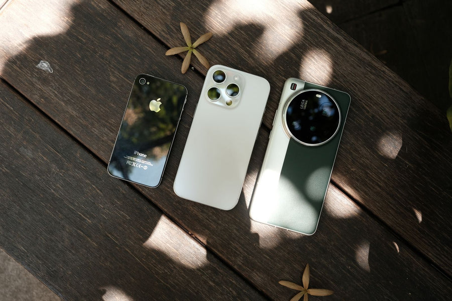 Drei geprüfte Smartphones auf Holz