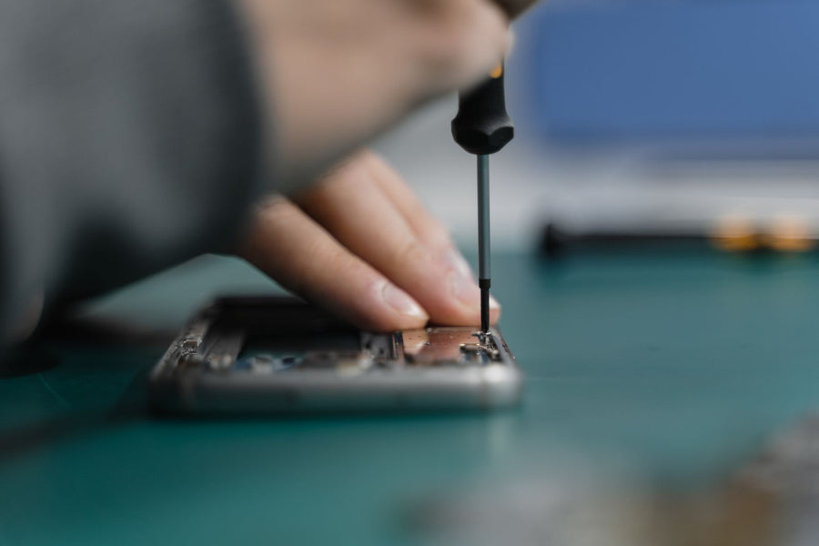 Smartphone-Reparatur mit Schraubendreher