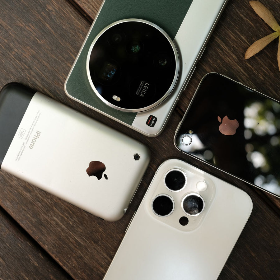 Mehrere Smartphones von oben